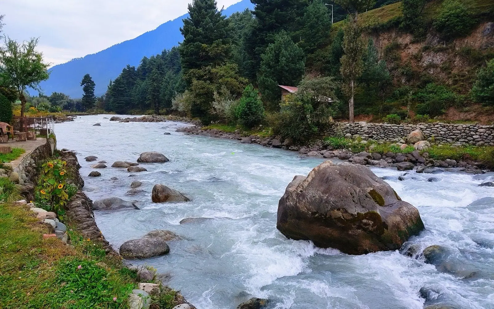 Pahalgam travel destination in Kashmir with private tour and transport support