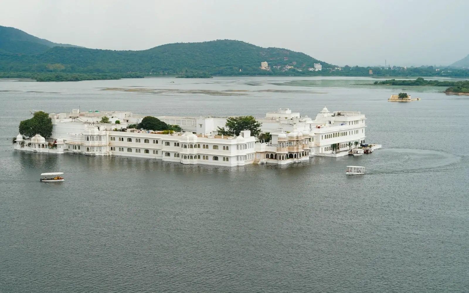 Udaipur travel destination in Rajasthan with private tour and transport support