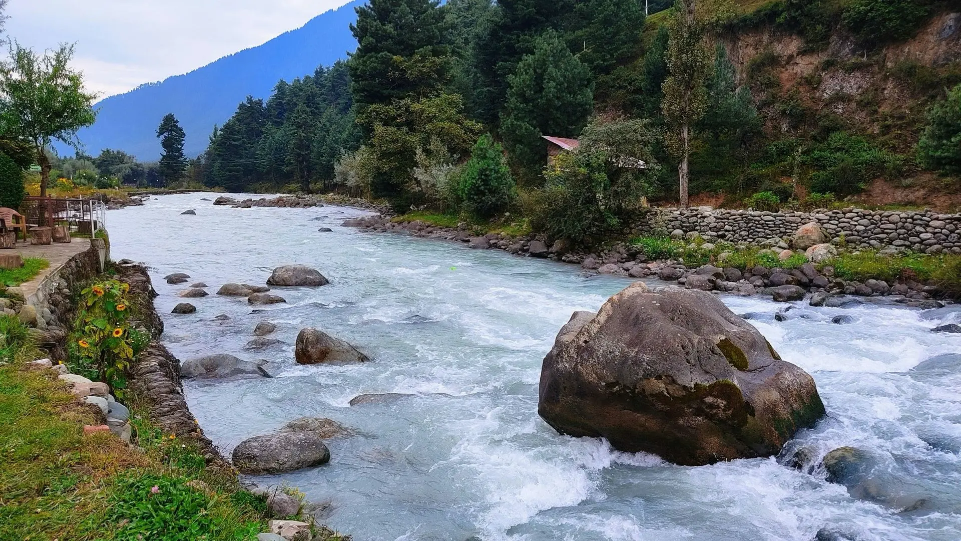 Pahalgam travel destination in Kashmir with private tour and transport support